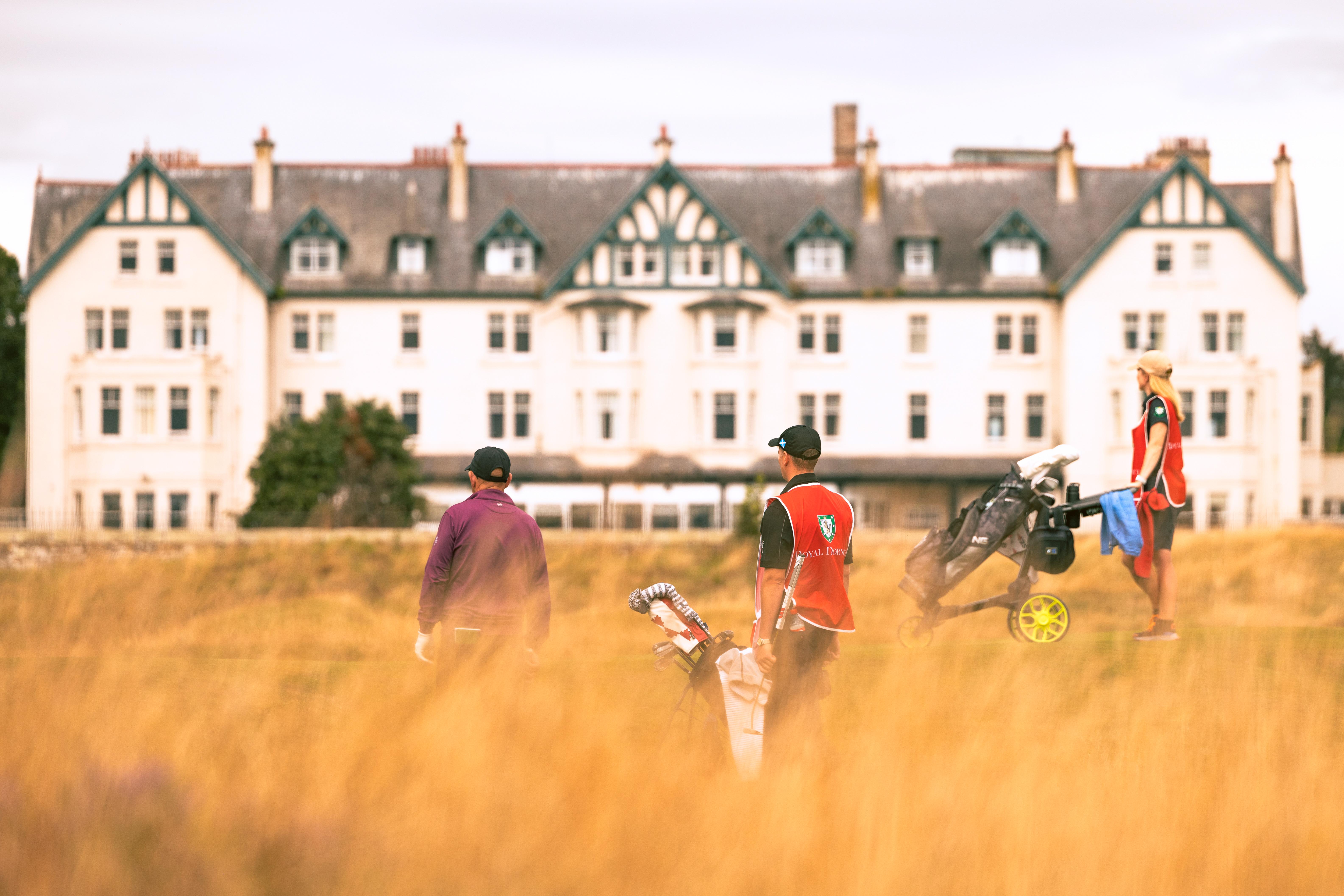 Dornoch Station Otel Dış mekan fotoğraf Golfers at the Old Course, St Andrews