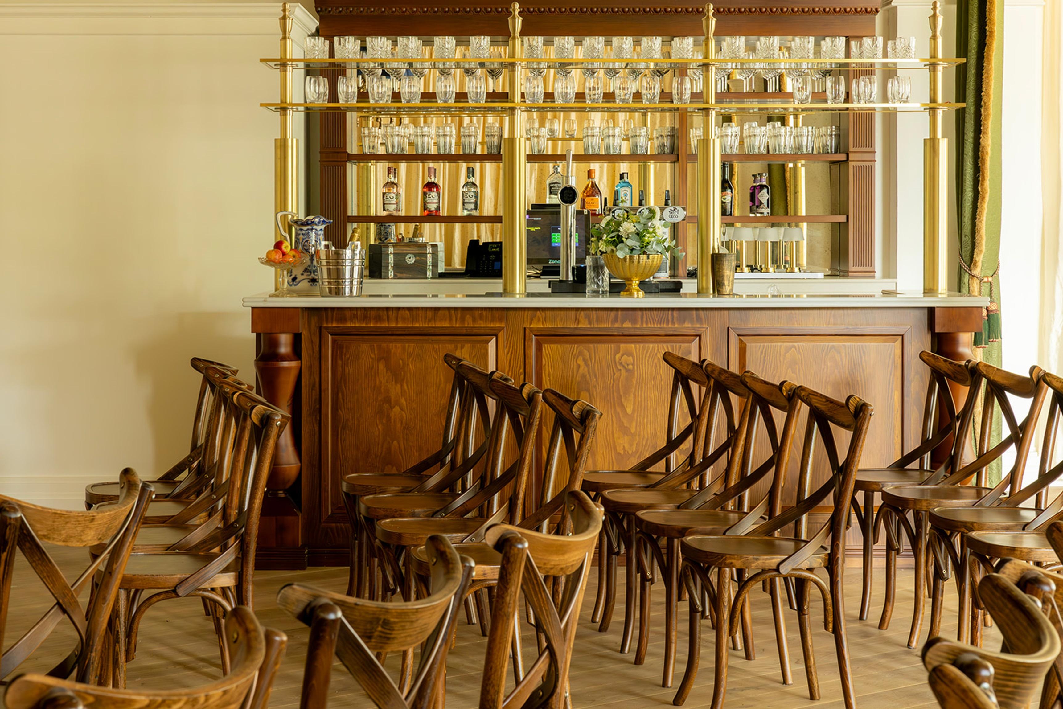 Dornoch Station Otel Dış mekan fotoğraf The bar at the Royal Automobile Club